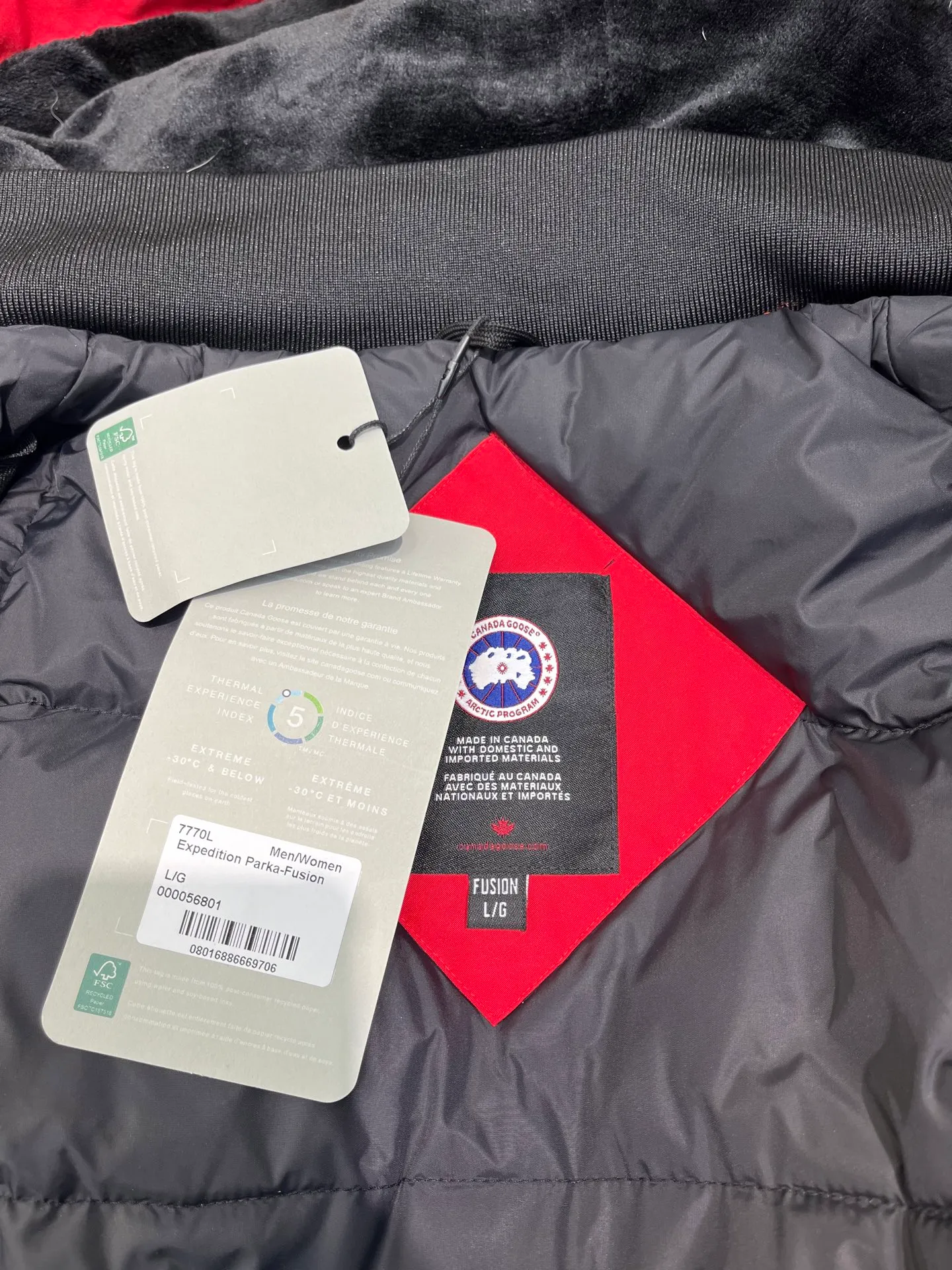 P860 🇨🇦CANADA GOOSE 12 women's models, factory direct supply: supplying global purchasing agents, micro-businesses, entities, Tmall, high-end stalls and studios, free shipping! Trillium Parka Women's 12 "popular" women's models are chosen by Arctic and Antarctic scientific expedition teams as winter wear, the Rolls-Royce of down jackets. ➖ Industry-leading anti-counterfeiting chip sensing. ➖ Imported Behringer embroidery machines and customized embroidery labels, the highest level and industry leading. ➖ Imported Korean 21-count polyester-cotton blended original fabric, TC85 waterproof coated fabric, water-repellent, windproof and wear-resistant. ➖ The new national standard 80 white duck down is filled with an average of 520 grams of down. The amount of down filled is industry-leading. ➖ 100% nylon lon lining with double double-layer sealing design to prevent velvet running, seamless thread design on cuffs! ➖ Western Canadian Green Wolf Collar. ➖ Yoshida YKK provides original factory-customized electroplated sliders. YKK two-way lockable zippers are tight and smooth and do not peel off paint. ➖ 3M composite Velcro is durable and the accessories and hardware are all custom-made. Note: Our copywriting is only simple and clear. Instead of bragging about the copywriting, it is better to compare and understand with samples. Only for the purest, most focused, most professional, highest quality, and most cost-effective!  SIZE:S-XXL
